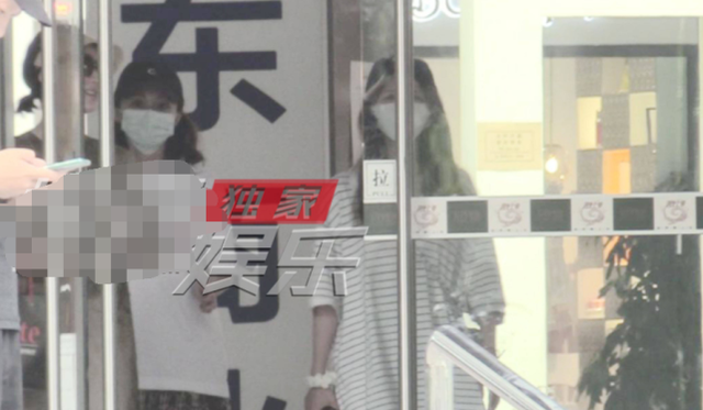 姚笛老公被曝出轨?深夜约会美女送鲜花,两人手挽手超亲密