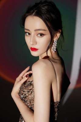 美女撩吗图(迪丽热巴高开衩长裙大秀身材，撩吊带魅惑诱人，网友：姐姐好会扭)