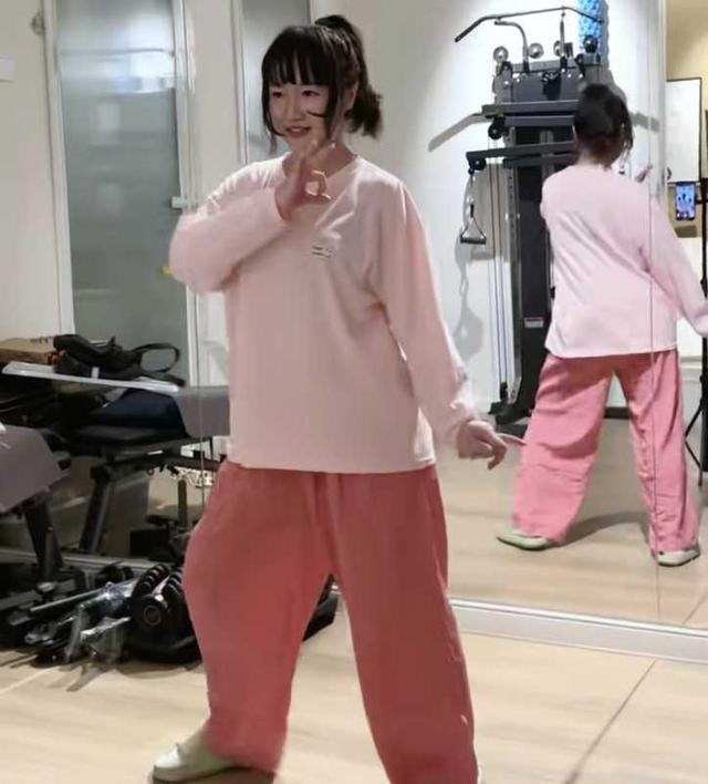麦琳凭洗脑单曲火热出圈 魔性舞蹈被争相模仿 音乐天赋秒杀李行亮