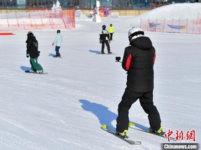 吉林雪场流行新“三件套”:装备升级折射冰雪经济新活力