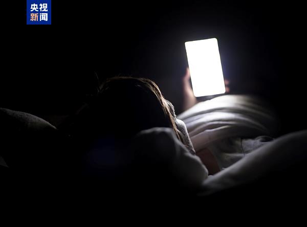 老人刷短视频“刷”成2300度近视?这些用眼习惯赶紧改
