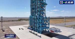 神二十航天员到达发射塔架 等待进舱