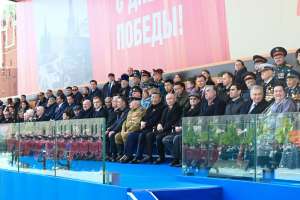 新华图讯丨习近平出席俄罗斯纪念苏联伟大卫国战争胜利80周年庆典