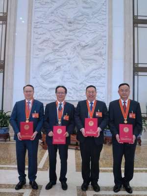 好医生耿福能获“全国非公有制经济人士优秀中国特色社会主义事业建设者”称号